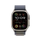 Apple Watch Ultra 2 titanyum kasa ve gri Alpine Loop kayışıyla, turuncu detaylı akıllı saat
