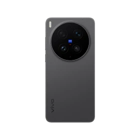 Siyah Vivo X300 Ultra akıllı telefonun arka yüzeyi, büyük dairesel çoklu kamera modülüyle öne çıkıyor