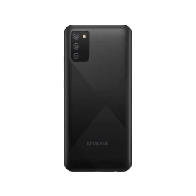 Samsung Galaxy A02s siyah akıllı telefonun arka yüzü, üçlü kamera modülü ve sade tasarım detayları