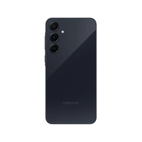Siyah Samsung Galaxy A55 akıllı telefonun arka yüzü, üçlü kamera ve LED flaş detaylarıyla görünüyor