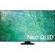 Samsung 85QN85C QLED Ultra HD 4K TV ekranında Neo QLED yazısı görünen vitrin televizyonu, genel renkli.