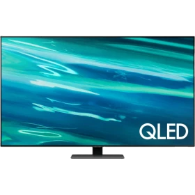 Samsung 55Q80A QLED Ultra HD 4K televizyon, ekranda QLED logosu ve canlı mavi görüntü ile vitrin görünümü