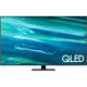 Samsung 55Q80A QLED Ultra HD 4K televizyon, ekranda QLED logosu ve canlı mavi görüntü ile vitrin görünümü