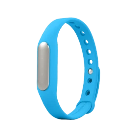 Xiaomi Mi Band mavi akıllı bileklik, ayarlanabilir kayışı ve metalik ekran bölümüyle önden görünüm