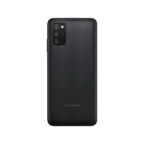 Samsung Galaxy A03s siyah akıllı telefonun arka yüzü, üçlü kamera modülü ve Samsung logosuyle görünüm