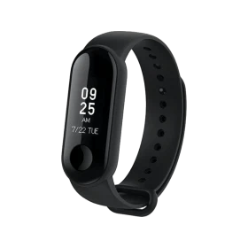Xiaomi Mi Band 3i siyah akıllı bileklik, ekranı açık ve kayışı takılı şekilde önden görünür.