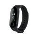 Xiaomi Mi Band 3i siyah akıllı bileklik, ekranı açık ve kayışı takılı şekilde önden görünür.