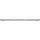 Apple MacBook Air M5 13,6 inç laptop, açık mavi renkte ince kasasıyla yandan görünüm