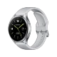 Xiaomi Watch 2 gümüş akıllı saat, yuvarlak siyah ekranı ve açık gri silikon kayışıyla önden görünür