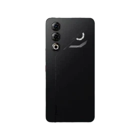Siyah Nubia Neo 5 Pro akıllı telefonun arka yüzeyi, dikey üçlü kamera dizilimi ve modern tasarımı