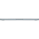 Apple MacBook Air M4 13.6 inç açık mavi laptop, kapalı halde ince yan profilden görünüm