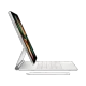Apple iPad Pro 8 GB 256 GB 12.9 inç gümüş tablet, klavye kılıfı ile ayakta görünüm