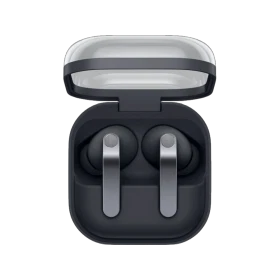 Samsung Galaxy Buds 4 Pro tam kablosuz siyah kulaklık, açık şarj kutusu içinde