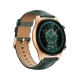 Honor Watch GS 4 altın akıllı saat, yeşil kadranlı deri kayışı ve klasik saat tasarımıyla.