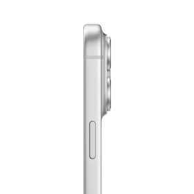 Apple iPhone 17 Pro Max gümüş akıllı telefonun yan profili, yükseltilmiş kamera çıkıntısı ve düğme detayı