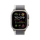 Apple Watch Ultra 2 titanyum kasa ve gri Trail Loop kayışıyla siyah kadranlı akıllı saat