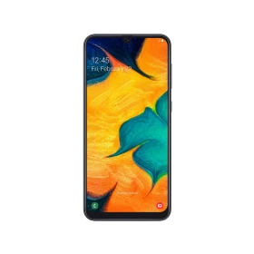Samsung Galaxy A30 siyah akıllı telefon, önden ekran görünümü ve damla çentikli tasarım vitrin çekimi