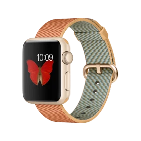 Apple Watch Sport 38 mm altın rengi alüminyum kasa ve altın-kırmızı naylon örme kordonuyla gösteriliyor