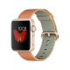 Apple Watch Sport 38 mm altın rengi alüminyum kasa ve altın-kırmızı naylon örme kordonuyla gösteriliyor