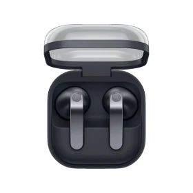 Samsung Galaxy Buds 4 tam kablosuz siyah kulaklık, açık şarj kutusu içinde iki kulaklıkla birlikte
