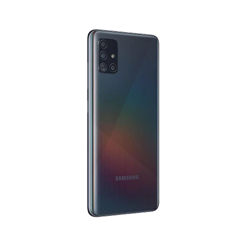 Samsung Galaxy A51 siyah akıllı telefonun arka yüzü, dörtlü kamera modülü ve parlak tasarım detayları