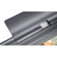 Lenovo Yoga Tab 3 Pro gri tablet, DLP yazısı ve hoparlör ızgarası görünen yakın plan arka kapak.