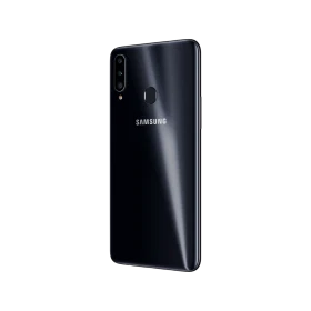 Siyah Samsung Galaxy A20s akıllı telefonun arka yüzü, üçlü kamera ve parmak izi sensörü görünümü