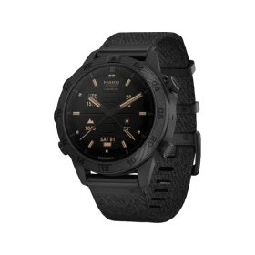 Garmin MARQ Commander Gen 2 siyah akıllı aktivite saati, dayanıklı kasa ve dokuma kayışla önden görünüm