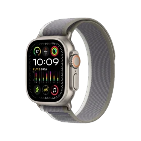 Apple Watch Ultra 2 titanyum kasa ve gri Trail Loop akıllı saat, siyah ekran ve turuncu detaylarla
