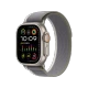 Apple Watch Ultra 2 titanyum kasa ve gri Trail Loop akıllı saat, siyah ekran ve turuncu detaylarla