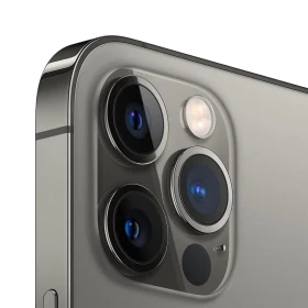 Siyah Apple iPhone 12 Pro Max akıllı telefonun arka kamera modülü yakın plan, üçlü lens ve flaş detayı
