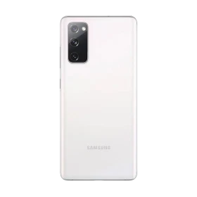 Beyaz Samsung Galaxy S20 FE akıllı telefonun arka yüzü, üçlü kamera modülü ve logo detayıyla