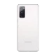 Beyaz Samsung Galaxy S20 FE akıllı telefonun arka yüzü, üçlü kamera modülü ve logo detayıyla