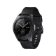 Samsung Galaxy Watch 42mm siyah akıllı saat, yuvarlak ekranı ve siyah silikon kayışıyla önden görünür.