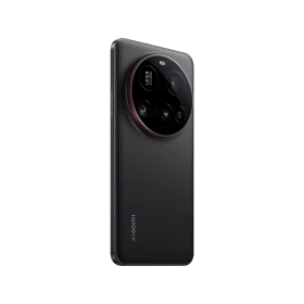 Siyah Xiaomi 15 Ultra akıllı telefonun arka yüzü, büyük dairesel çoklu kamera modülüyle yakın plan görünüm