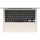Apple MacBook Air M5 10CPU 8GPU 13.6 inç altın renkli laptop, üstten klavye ve geniş trackpad görünümü
