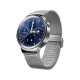 Huawei Watch Gümüş akıllı saat, gümüş metal kordon ve lacivert kadranıyla üç çeyrek açıdan görünür