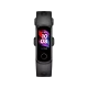 Honor Band 5i siyah akıllı bileklik, renkli ekranı ve dokunmatik kontrol düğmesiyle önden görünür.