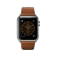 Apple Watch 38 mm gümüş paslanmaz çelik kasa ve klasik tokalı kahverengi deri kayışla önden görünüm