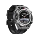 Huawei Watch Ultimate siyah aktivite saati, yuvarlak kadranı ve siyah silikon kayışıyla çapraz açıdan görünür