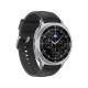 Samsung Galaxy Watch 8 Classic siyah akıllı saat, gümüş renkli bezel ve siyah deri kayışla önden görünür