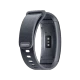 Siyah Samsung Gear Fit 2 akıllı bileklik, kavisli gövdesi ve delikli ayarlanabilir kayışıyla görülüyor.