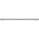 Apple MacBook Air M4 15.3 inç laptop, açık mavi renkte yandan ince profil tasarımıyla görülüyor