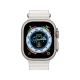Apple Watch Ultra titanyum kasa ve Ocean Kordon, renkli kadranlı akıllı saat görünümü