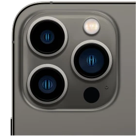Siyah Apple iPhone 13 Pro akıllı telefonun arka kamera modülüne yakın plan, üçlü lens ve flaş detayı