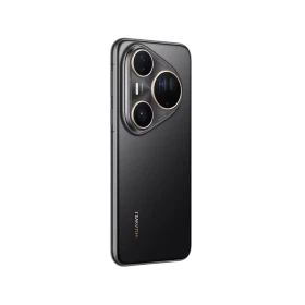 Huawei Pura 80 Ultra siyah akıllı telefonun arka yüzü, büyük üçlü kamera modülüyle çapraz açıdan görünüm