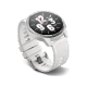 Xiaomi Watch S1 Active beyaz akıllı saat, yuvarlak siyah ekranı ve silikon kordonuyla.