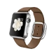 Apple Watch 38 mm gümüş paslanmaz çelik kasa ve modern tokalı kahverengi kayışla gösteriliyor