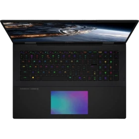 MSI Titan 18 HX A2WJ-1058TR siyah oyuncu laptop; RGB aydınlatmalı klavye ve uzay temalı ekran görünüyor