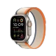 Apple Watch Ultra 2 titanyum kasalı akıllı saat, turuncu kenarlı Trail Loop kayışla gösteriliyor